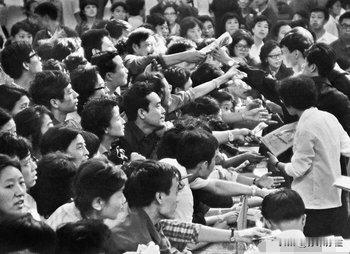 老照片欣赏：摄于上世纪80年代，中国某地人们踊跃，疯狂 抢购的一幕；

从画面中
