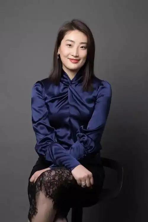 宗馥莉还是输了
所有人都以为她是宗庆后的独生女
一定能够独当一面，继续把娃哈哈发