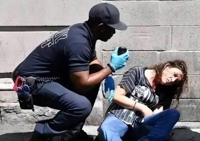 什么是芬太尼？为何美国如此惧怕？其实这东西就是人工合成的阿片类镇痛药，最早是上世