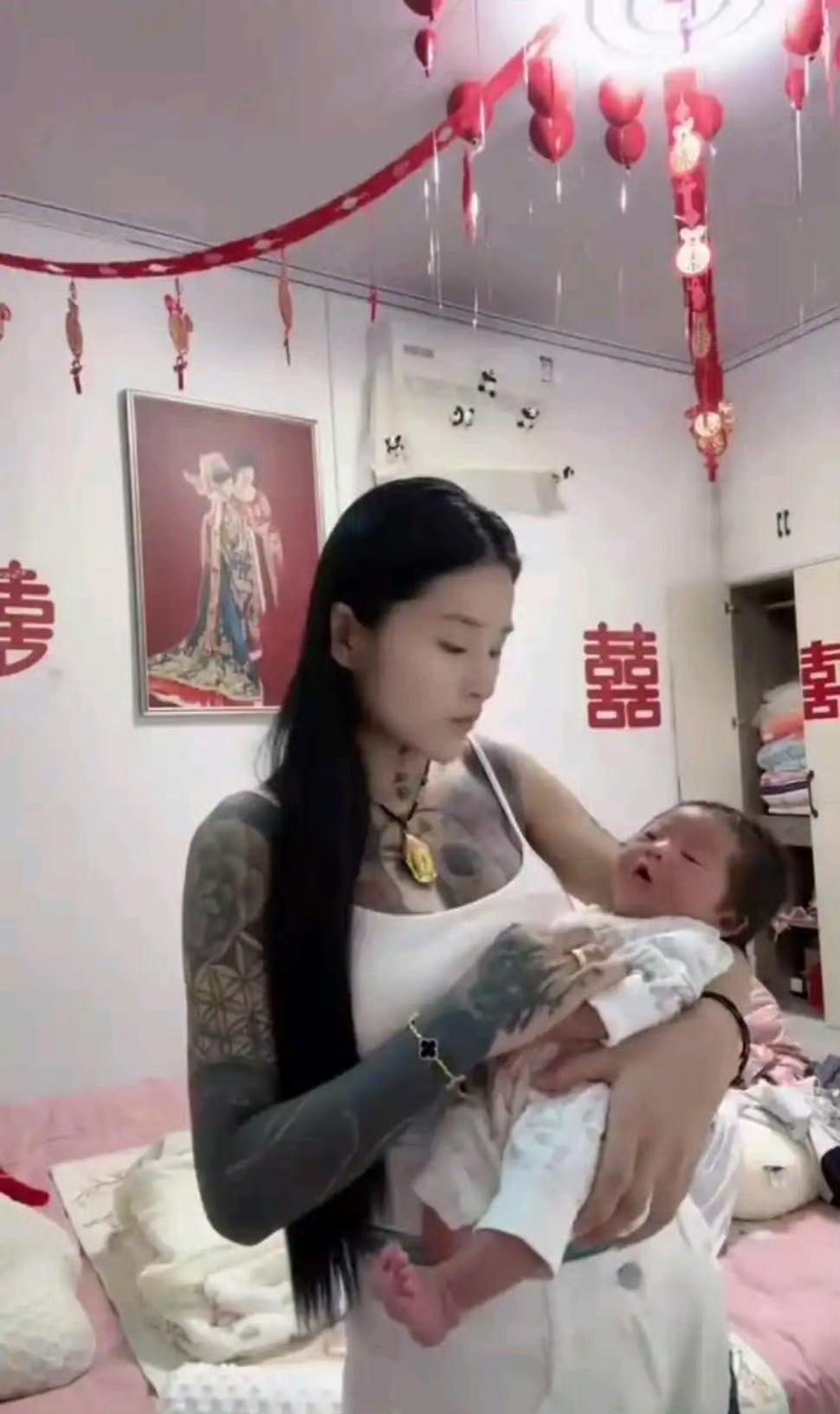 小孩哥从小就喝青花瓷 奶瓶