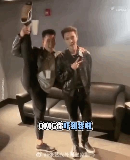 OMG你吓到张艺兴了张艺兴合照被吓到了 考古到张艺兴早年合影细节：他全程保持比耶