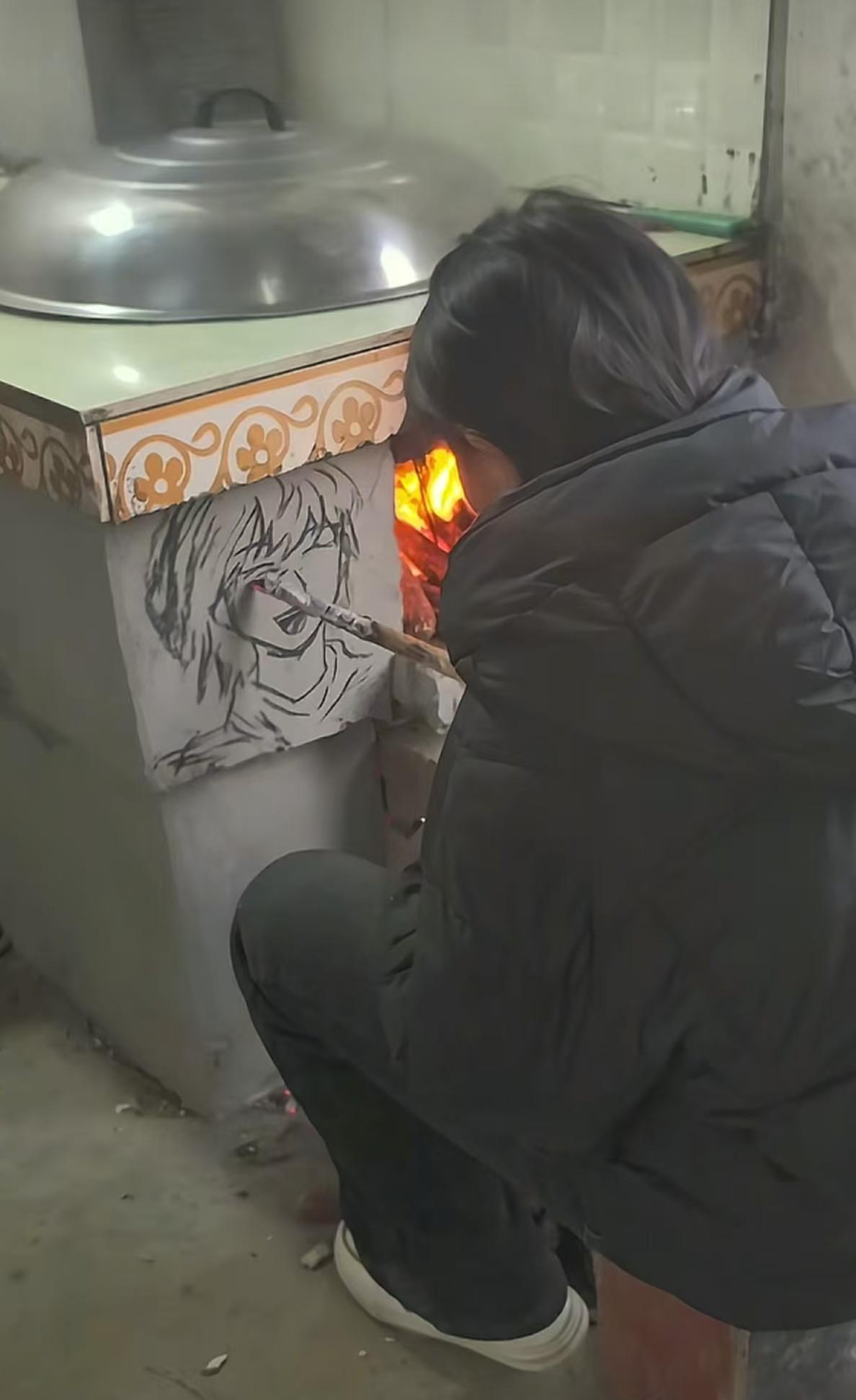 有才艺的人，在哪里都是都是随时随地的创作。
这位安徽蚌埠的女儿因为画画引起了大家