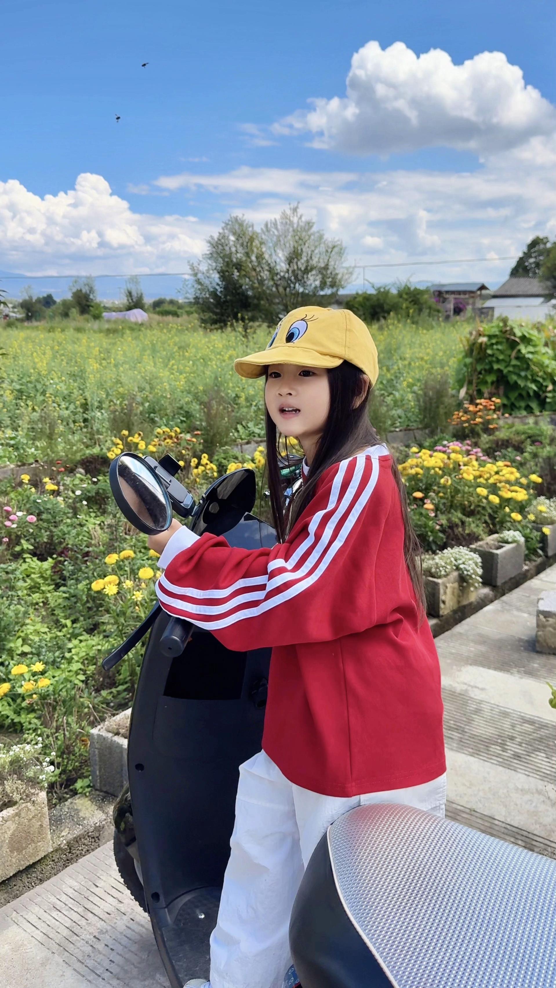 我有个女儿 她古灵精怪 调皮可爱 每天就像一个小话唠 甚至觉得她好烦呐...