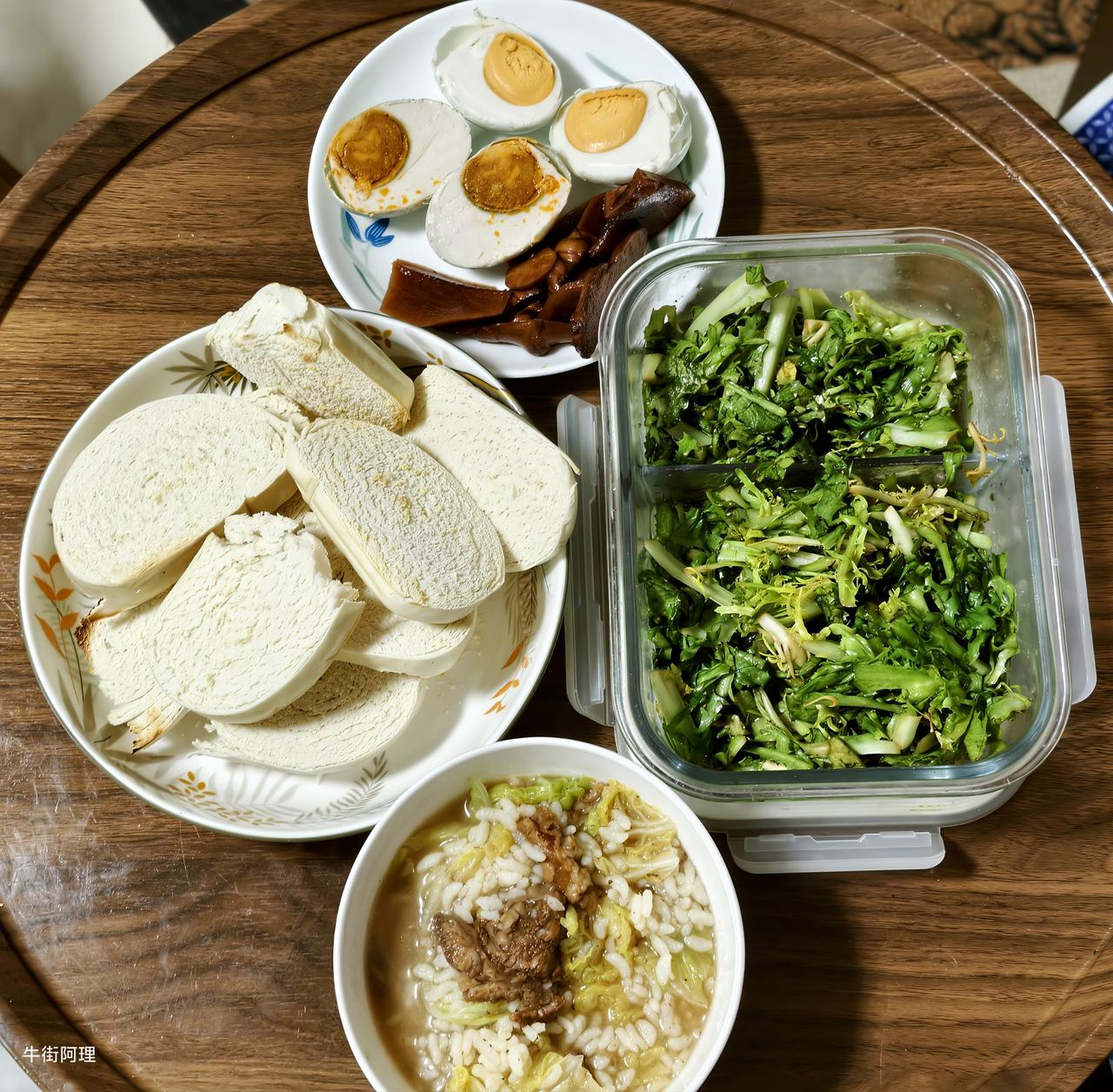 清晨，大雨倾盆而下，我选择在家自制早餐。有牛肉烫饭、蘸着坚果酱的馒头片、咸鸭蛋与