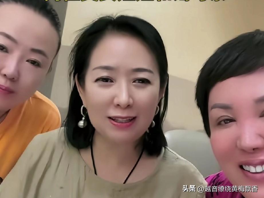 这幅图中间的女士，便是《乡村爱情》里又老又丑的赵四老婆。然而在现实中，她却是一位