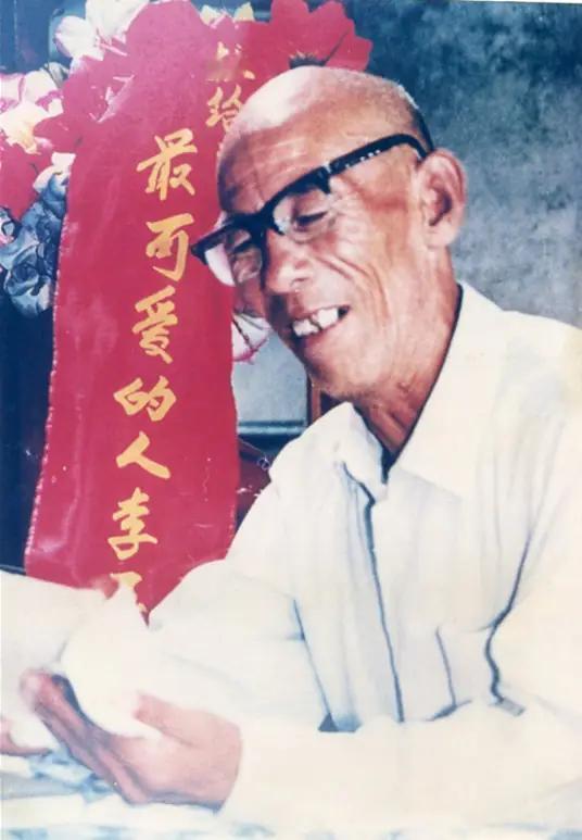 1990年，黑龙江巴彦县的一位普通老工人李玉安，带着一本编有《谁是最可爱的人》的