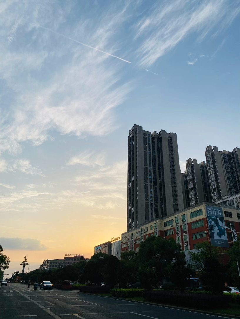 生活手记记录真实生活摄影摄影摄影 昨日晚霞，漫染一城温柔暮色渐沉，白日的喧嚣慢慢