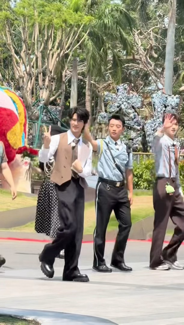 郑恺怎么上跑男当保安了建议给郑恺这套保安造型单独出个番外：《猎豹安保日记》。别人