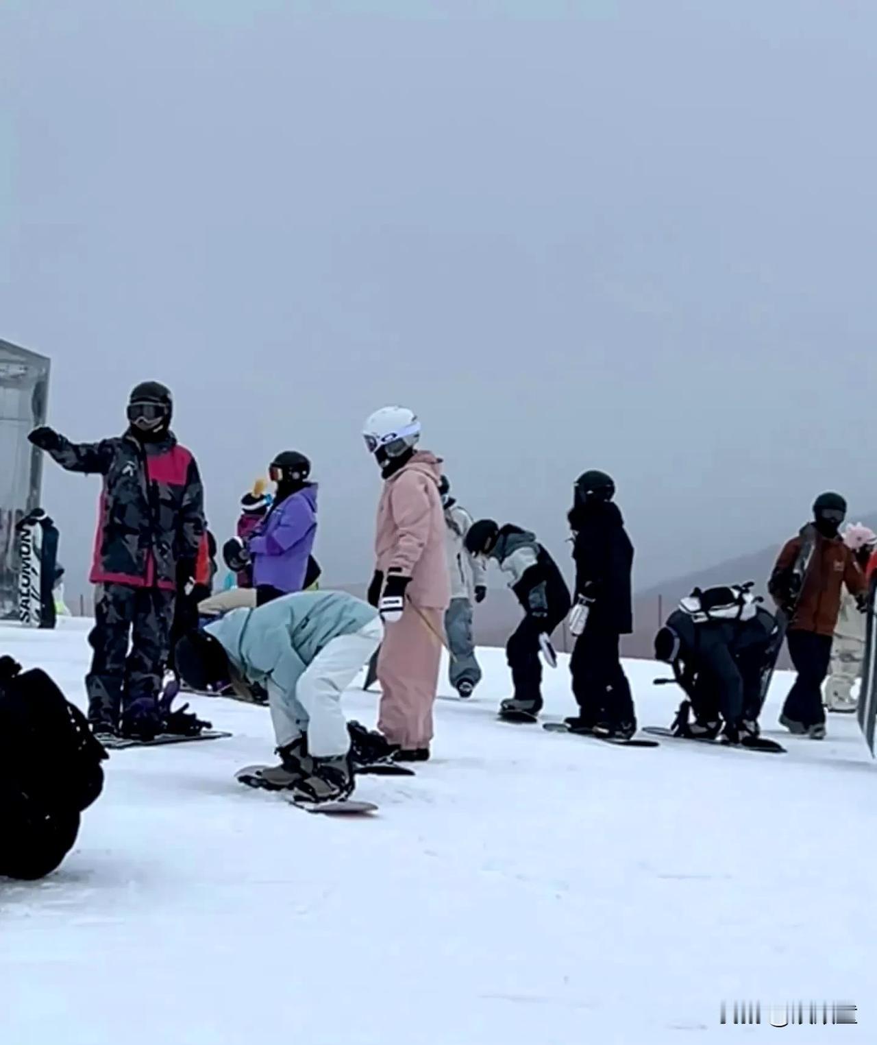 昨天还在纳闷，临近春晚，贾玲与张小斐好久没有同框了，二人的春晚小品是不是没戏？