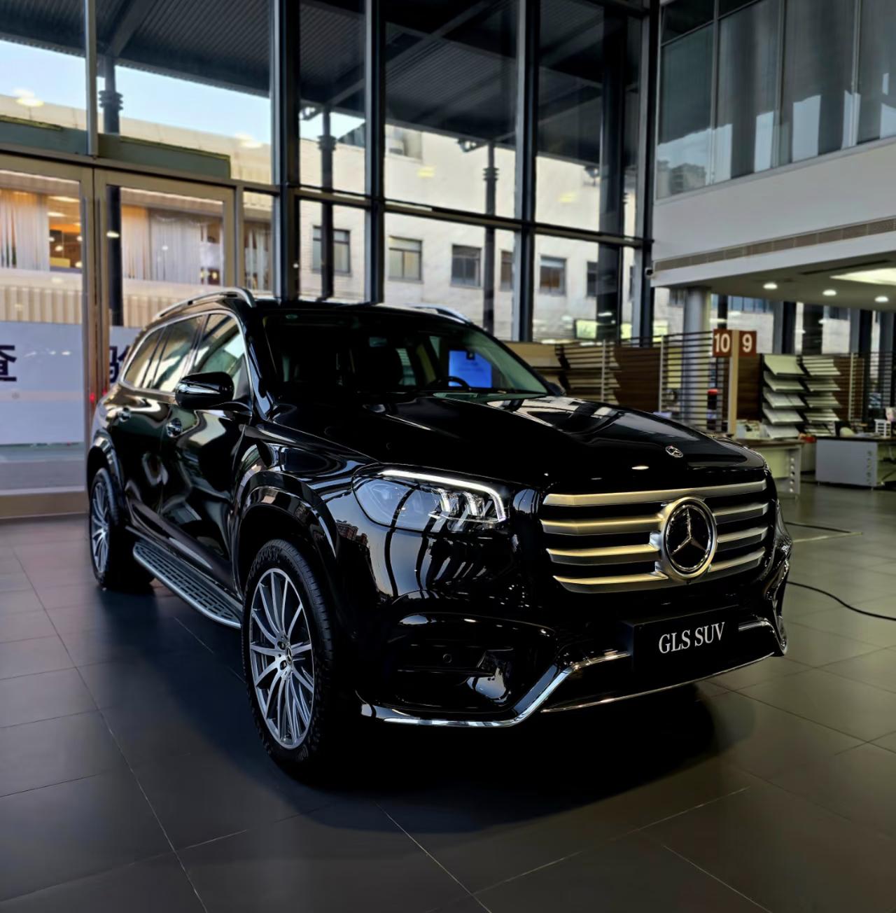 奔驰GLS450搭载一台3.0升直列六缸涡轮增压发动机，配备48伏轻混系统。这套