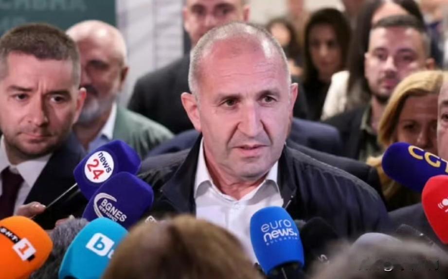 路透社报道，立场被认为亲俄的保加利亚前总统鲁门·拉德夫在该国议会选举中取得了压倒