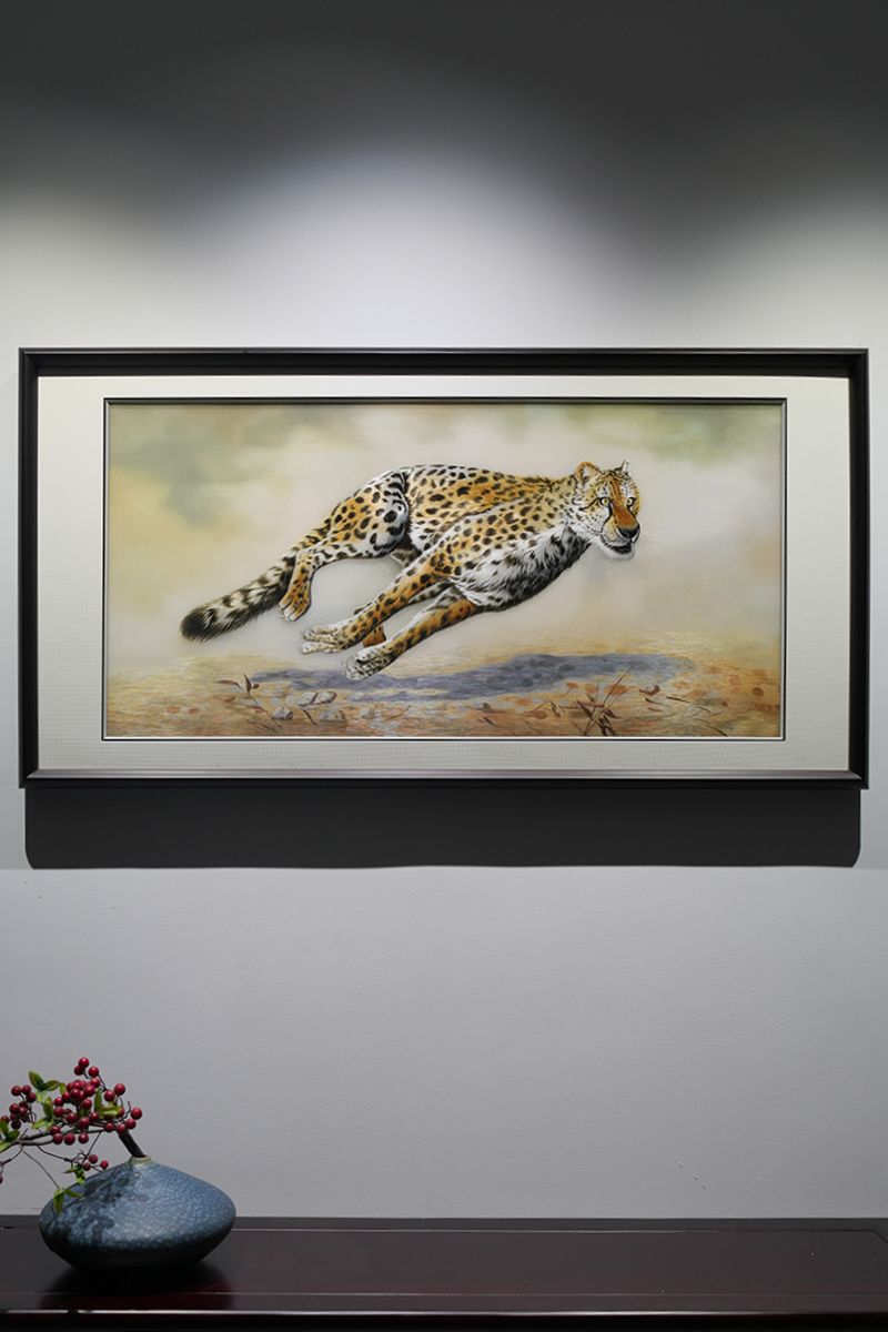 彩丝塑驰行猎豹，蓄势奔途财运节节高升 雾野衬劲躯，金斑覆身，四足腾空...