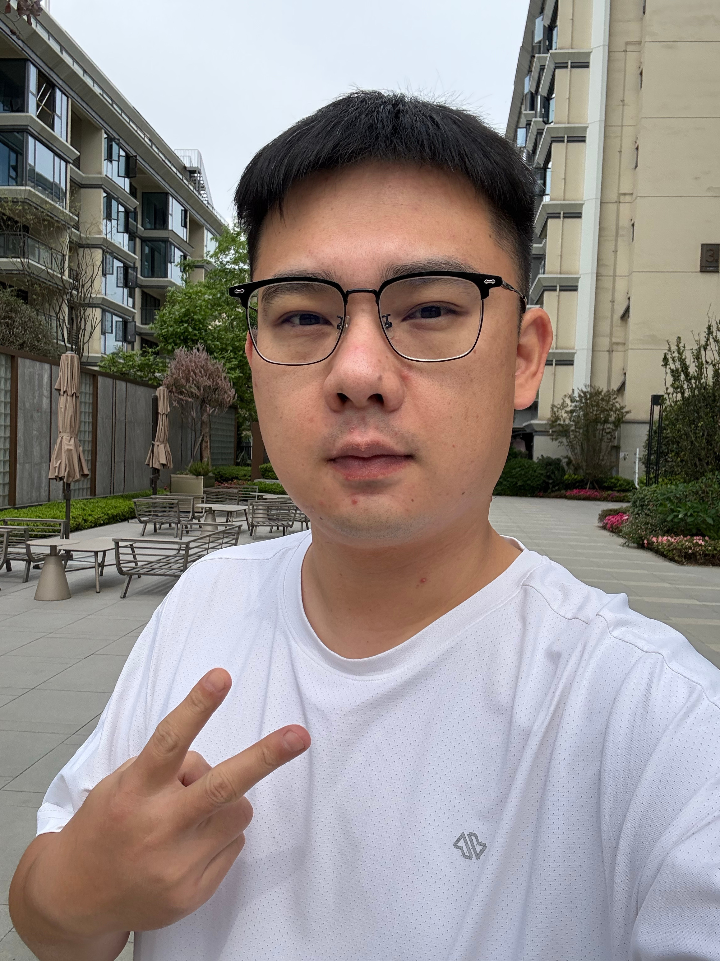 每天午睡完，出门晒40分钟太阳，慢慢散步，让身体充足的晒到阳光。 