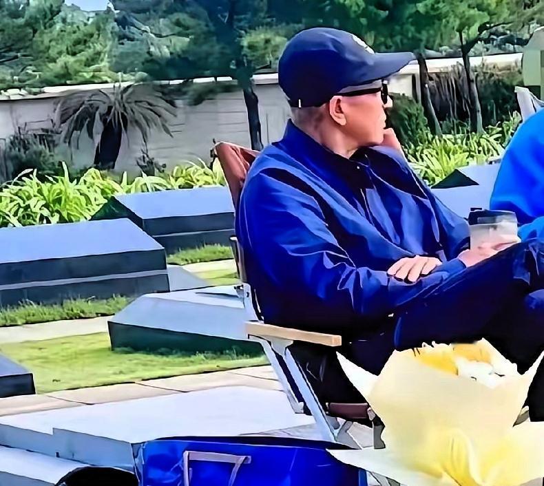 具俊晔墓地会客，这事儿有点怪
具俊晔去大S墓地了，然后，好像跟朋友在那儿聊天，大