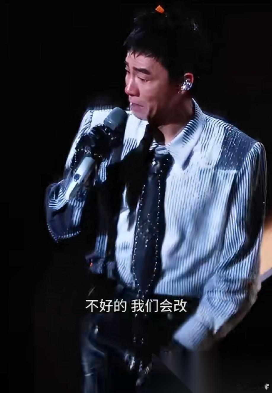 陈小春太有担当了！ 6月22日，陈小春为之前因舞台被挡，导致一些花高价买票的观众