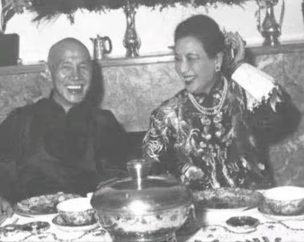 为宋美龄洗白是洗不干净的，她浑身上下的每一个毛孔都是黑的臭的
南京的美龄宫都去看
