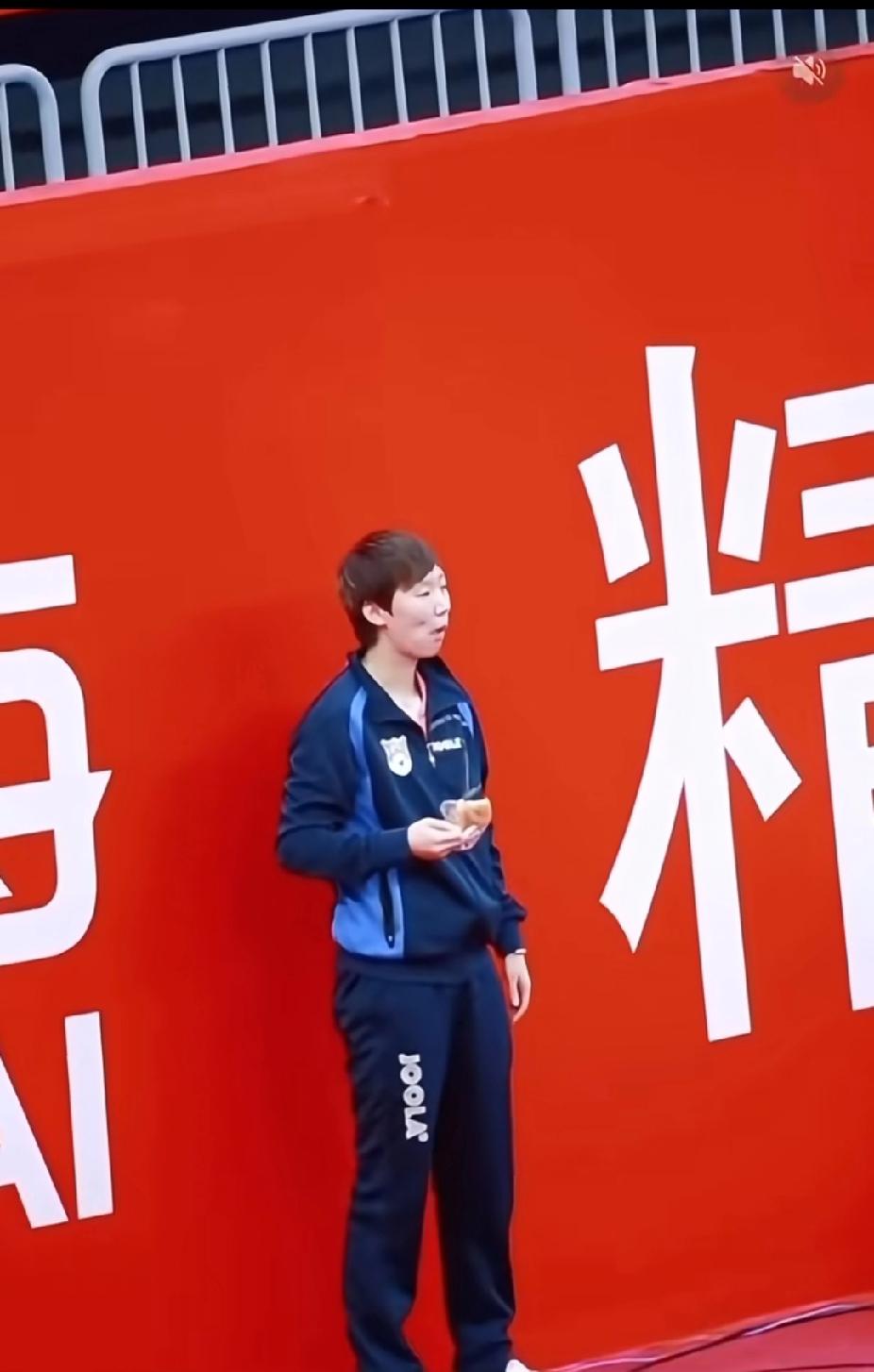 王曼昱赛场边吃面包也太可爱了吧！
 
谁懂啊！赛场上气场全开的鳗鱼，场边居然是个