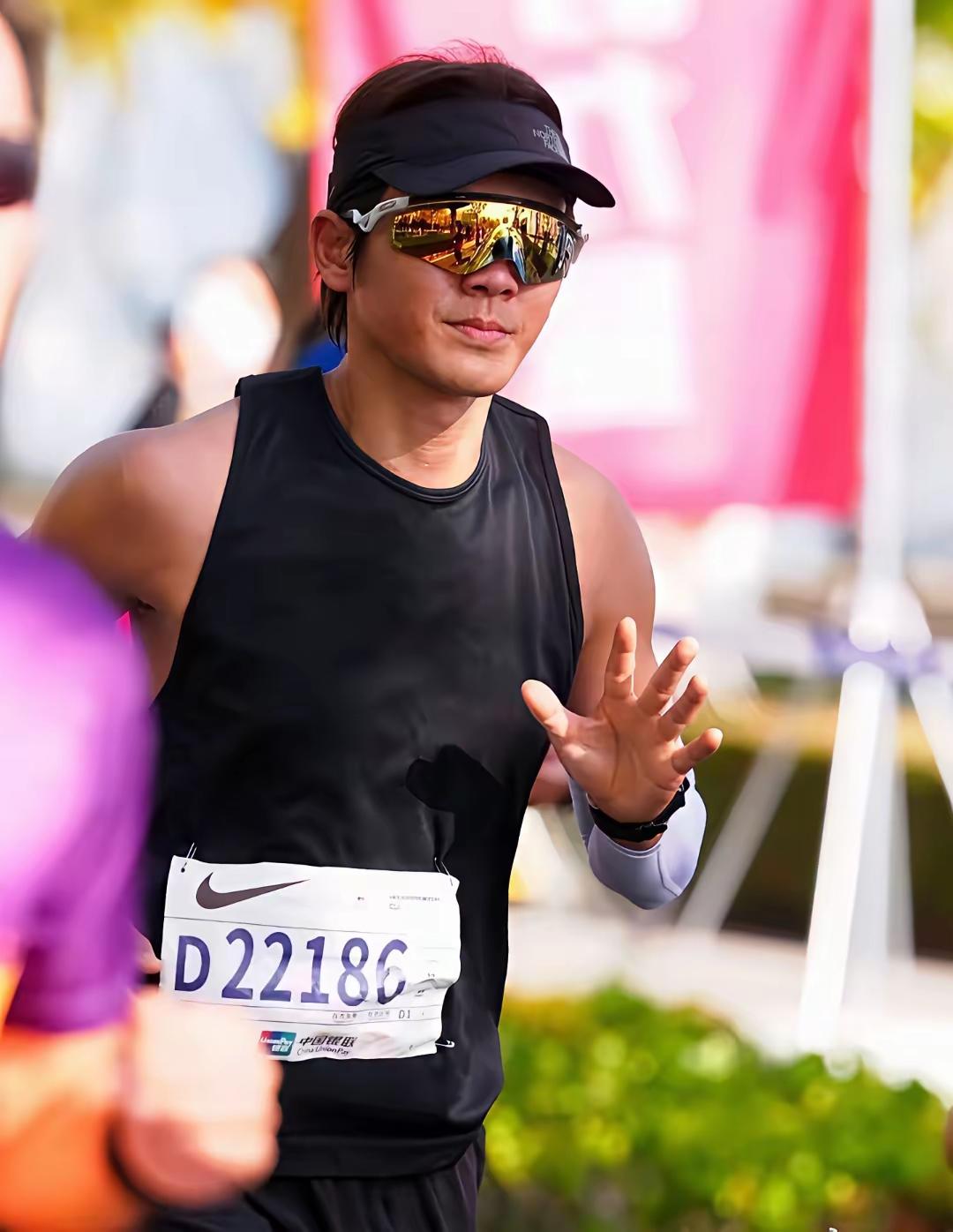 钟汉良这状态，真把“51岁”活成了数字。
 
谁能想到，同是51岁，有人保温杯里