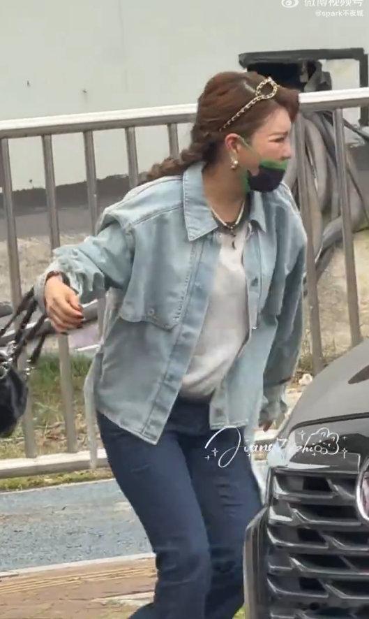 乌兰图雅上一秒比心下一秒骑马乘风2026比心甜妹一秒变草原骑手，结果还坠马了，反