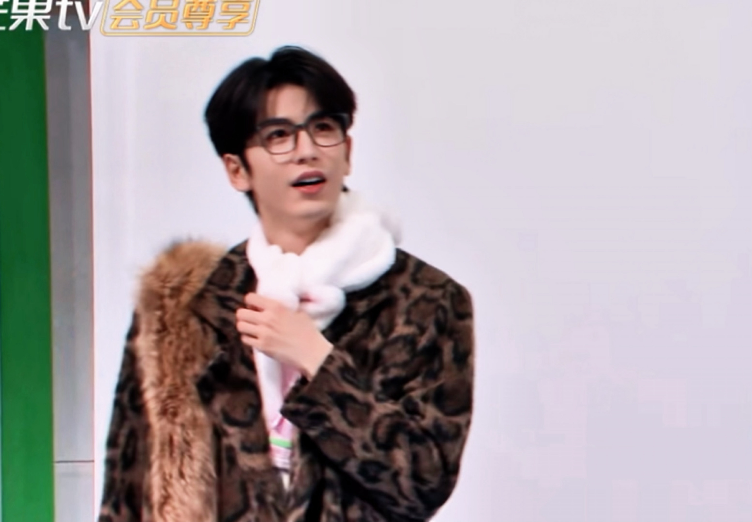 一边说话一边后面的兔子耳朵还在动这个凌赫完全萌之！！🥺 