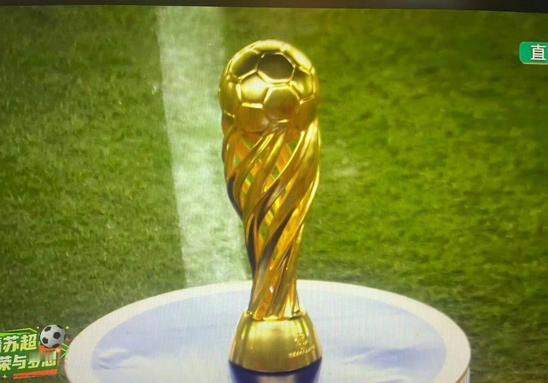 苏超冠军奖杯亮相想看这个奖杯🏆捧在队长手里，好紧张南通加油！ ​​​