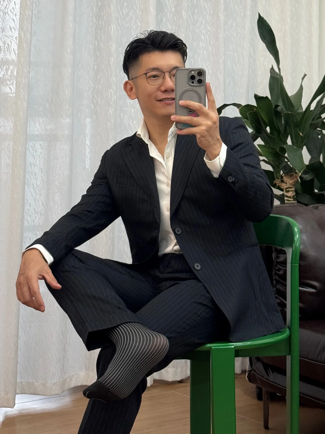 儿子说，穿西装的爸爸挺帅的