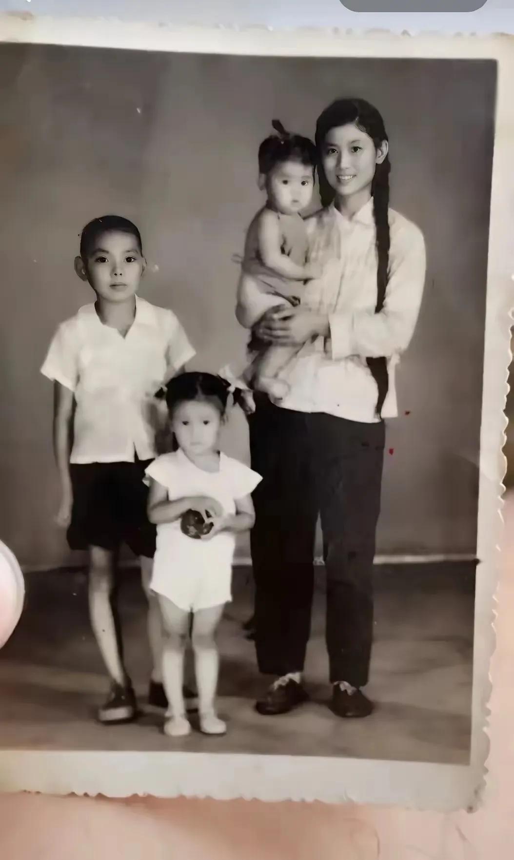 旧照片，1962年一个普通家庭的大人带着兄妹3人。在那个时代，每个家庭都有几个孩