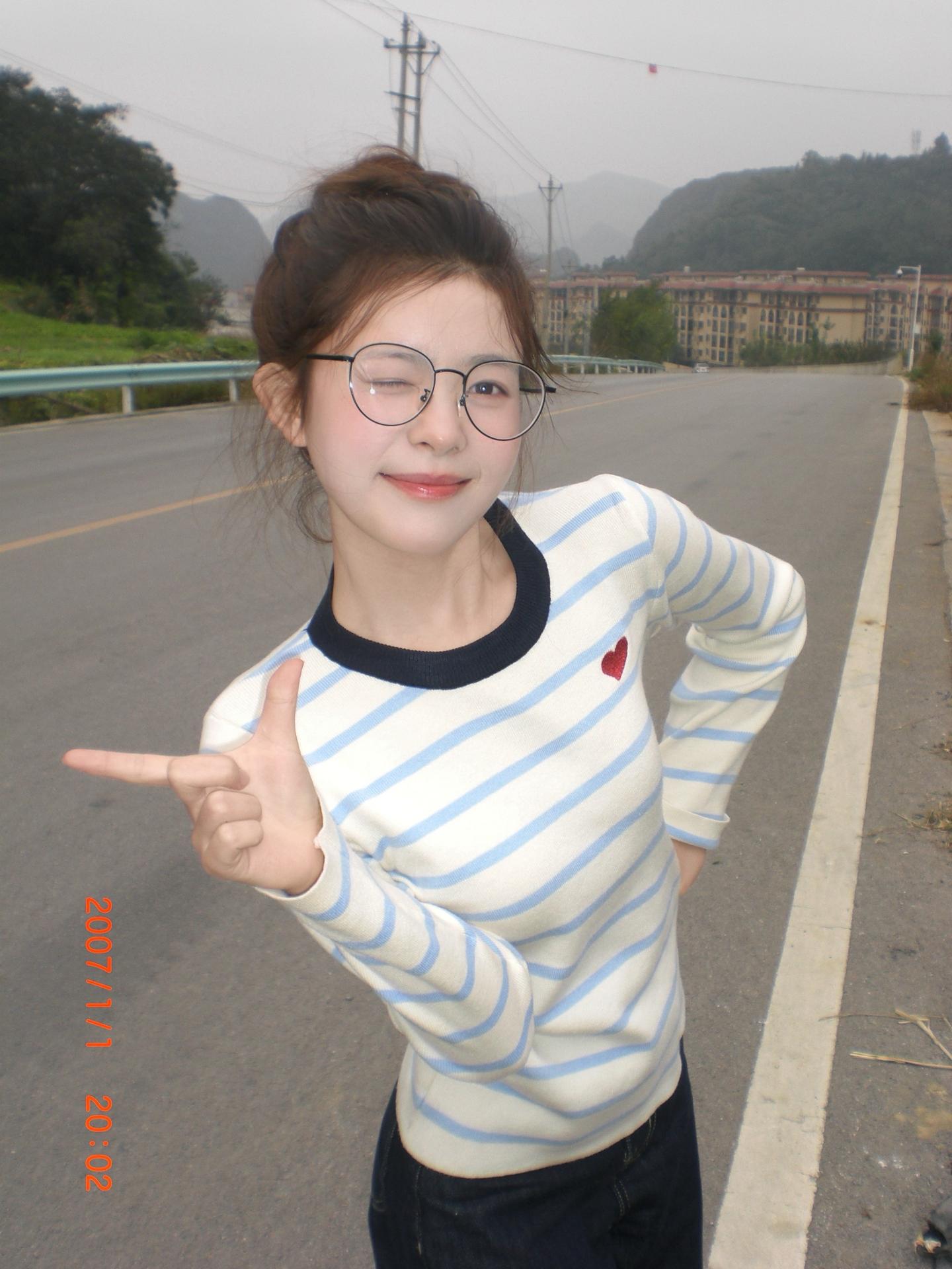 你喜欢坏坏的女人。