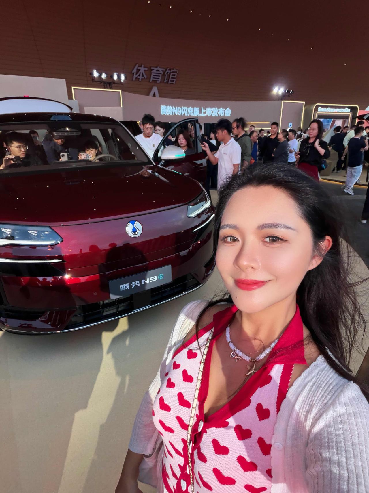 你猜猜我今天在深圳见到了谁！
那就是王力宏，他可是腾势气势品牌全球代言人，现场给