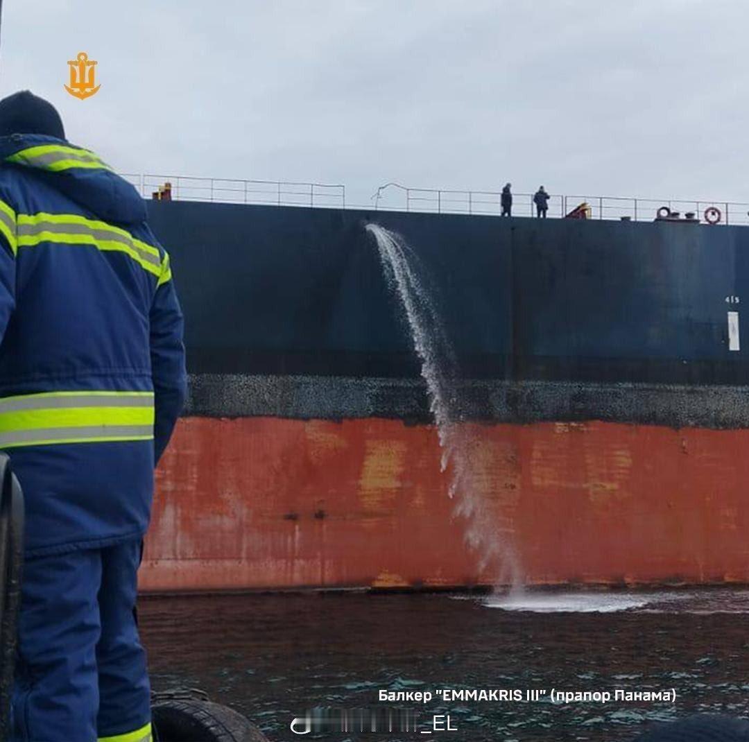 乌克兰敖德萨港，两艘运粮商船“Emmakris III”和“Captain Ka