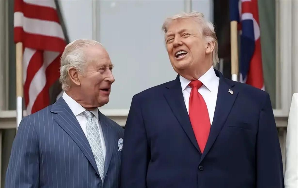 英国国王查尔斯三世到访美国，特意赠予特朗普一件礼物——海军退役潜艇原装舰钟。送钟