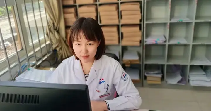 凡人微光 |七旬老人路边晕厥 女护士紧急跪地施救