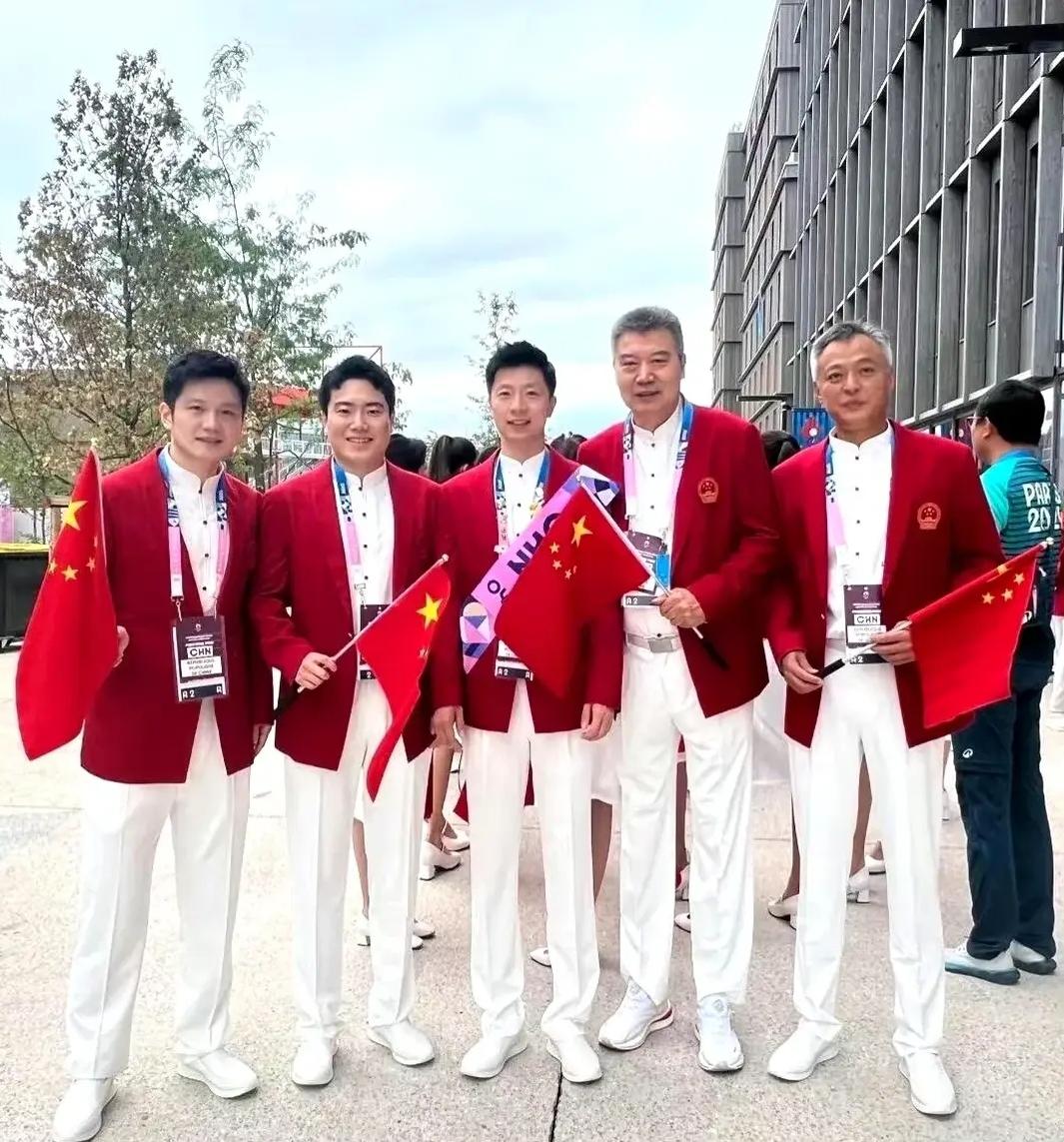 国乒5帅鲜衣盛装手执国旗同框：

樊振东龙眉凤目，颜若冠玉，神仪明秀；马龙胖瘦适