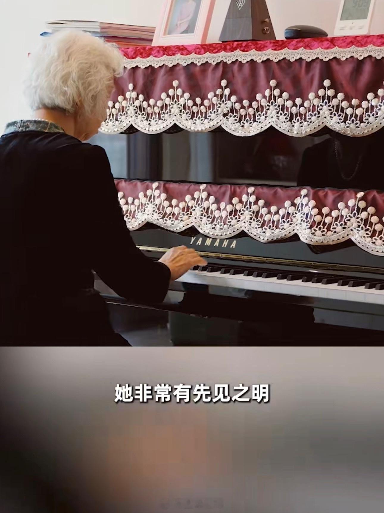 60岁女儿带95岁父亲组队住养老社区快节奏的城市里，藏着最暖的“慢功夫”。95岁