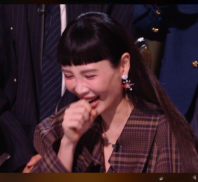 魏如萱胡萝卜耳钉魏如萱这颗胡萝卜耳钉好戳我，灵动又元气，氛围感拉满歌手发布会  