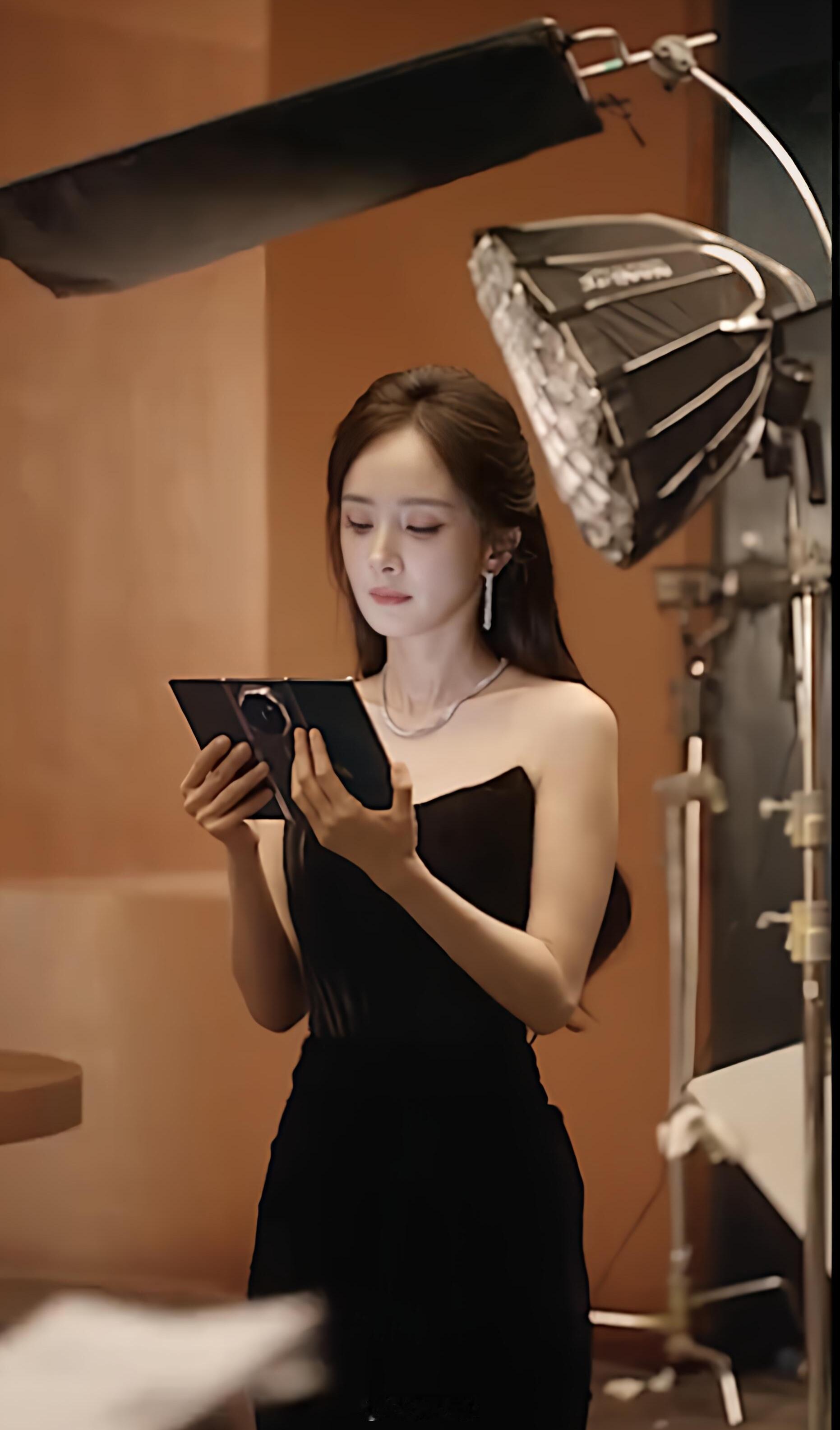 杨幂上手体验华为 Mate XT 2 非凡大师三折叠，轻敲两下外屏，侧面看屏幕瞬