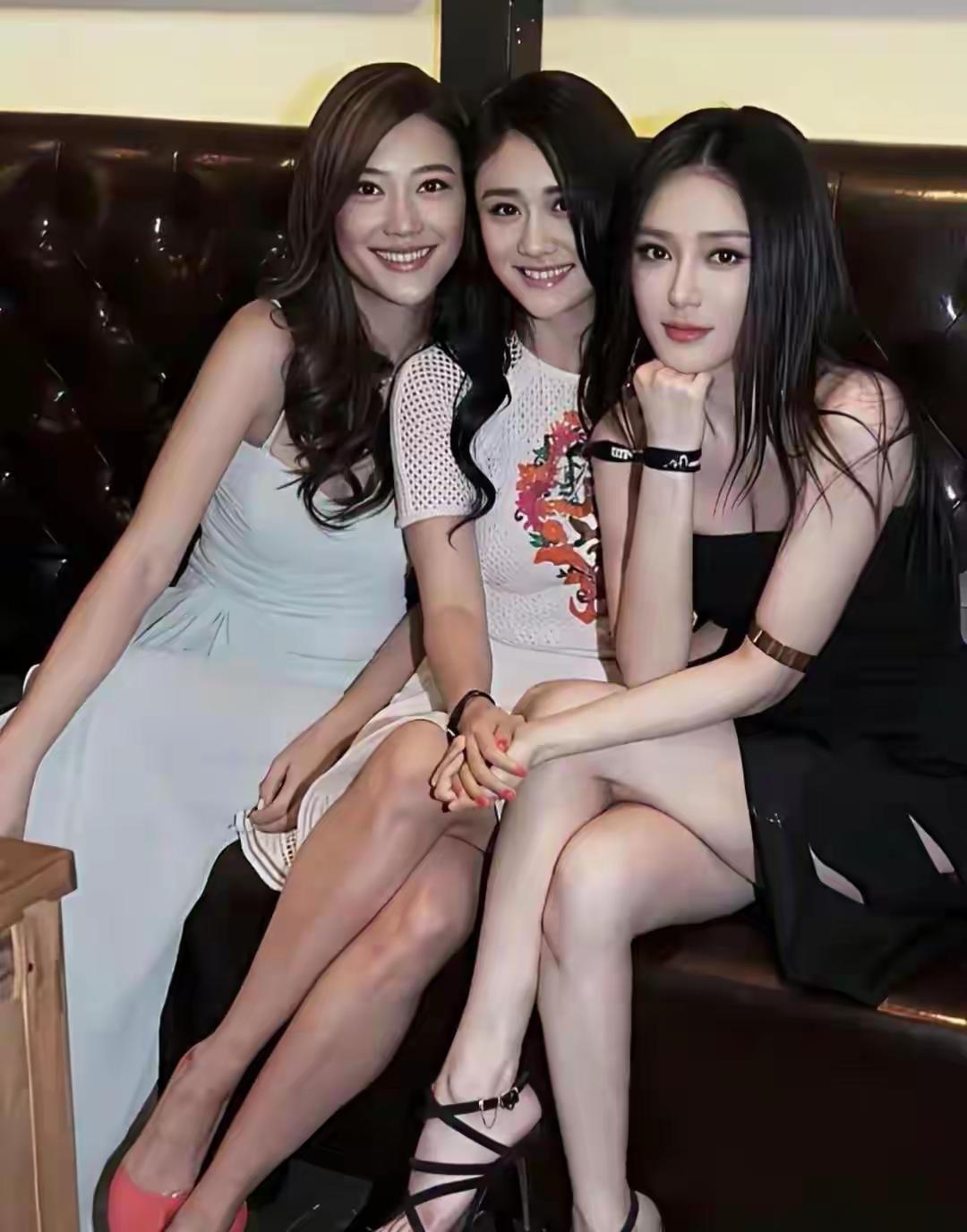 左一应采儿，右一秦岚
最中间这位美女是谁？
她们三位美女同框照，实在是太美了，看