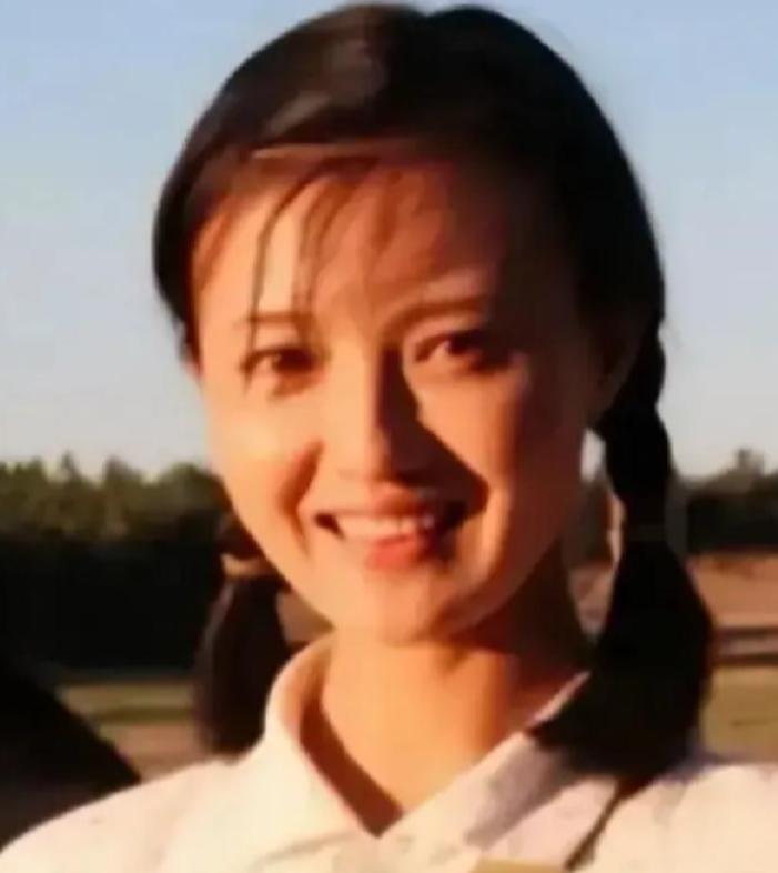 1976年，女知青邵红梅抱着4岁的儿子回到北京。母亲一见就跳脚大骂："下乡几年，