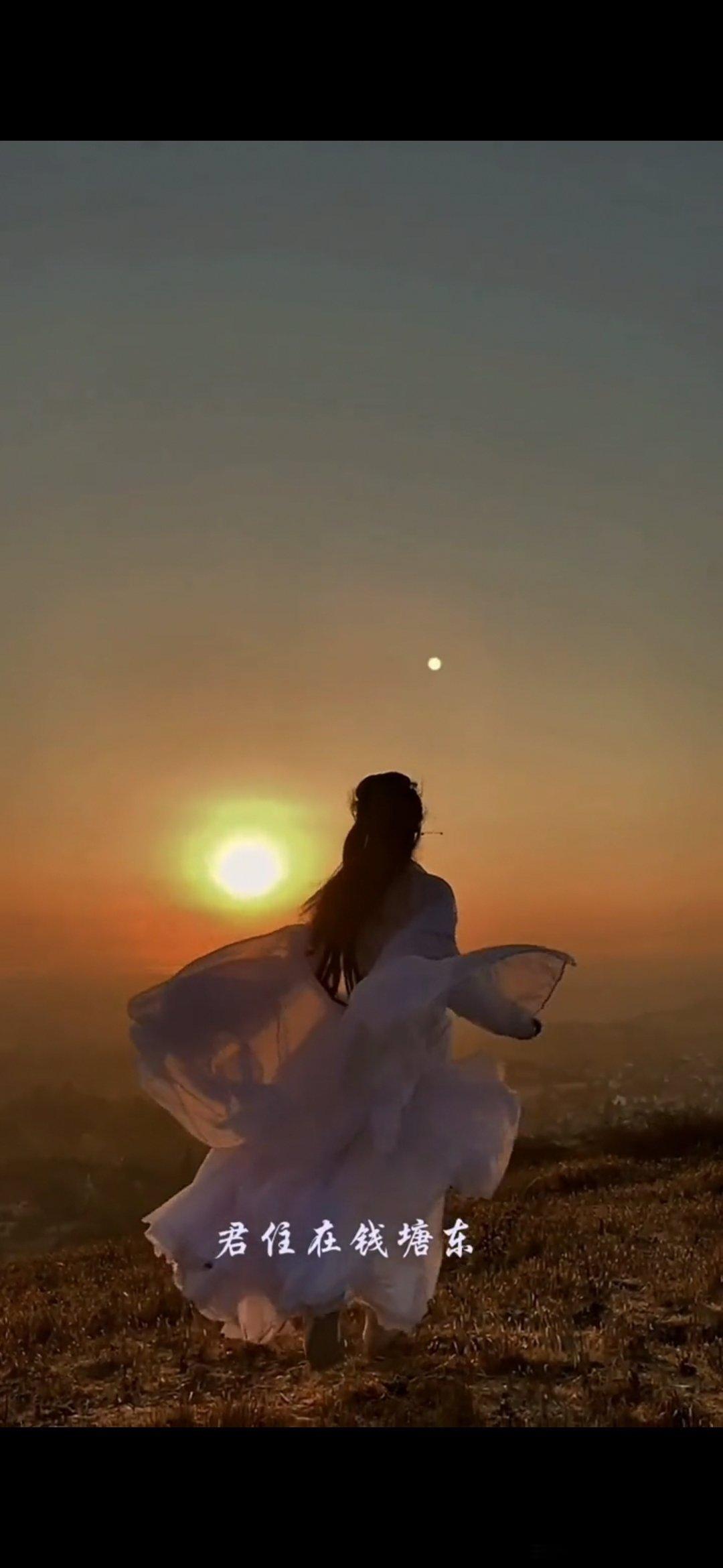 #情感#              《残月》残月淡疏星，孤灯四壁萤。空阶人语寂，