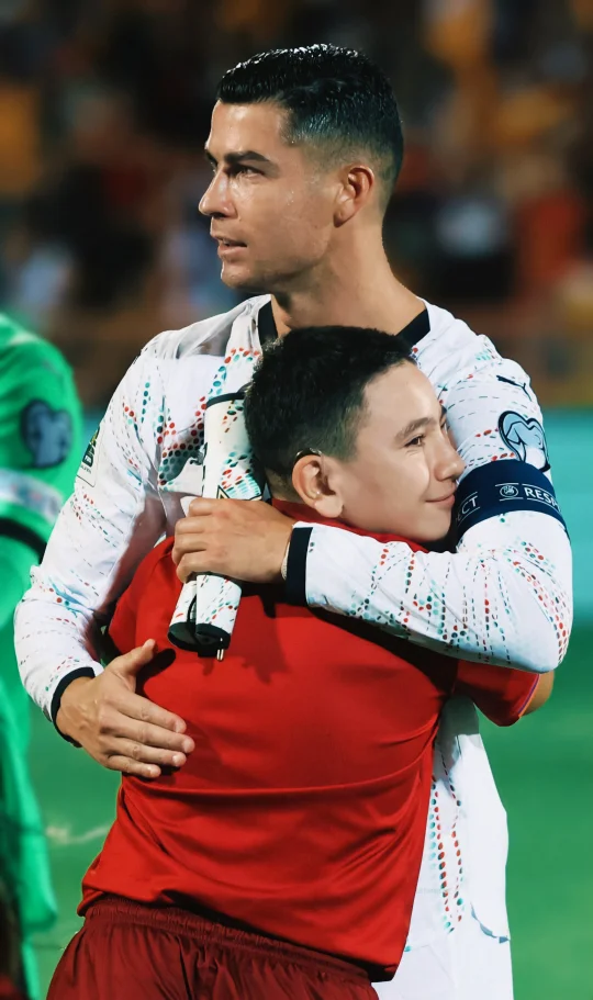 亚美尼亚听障男孩实现梦想见到C罗