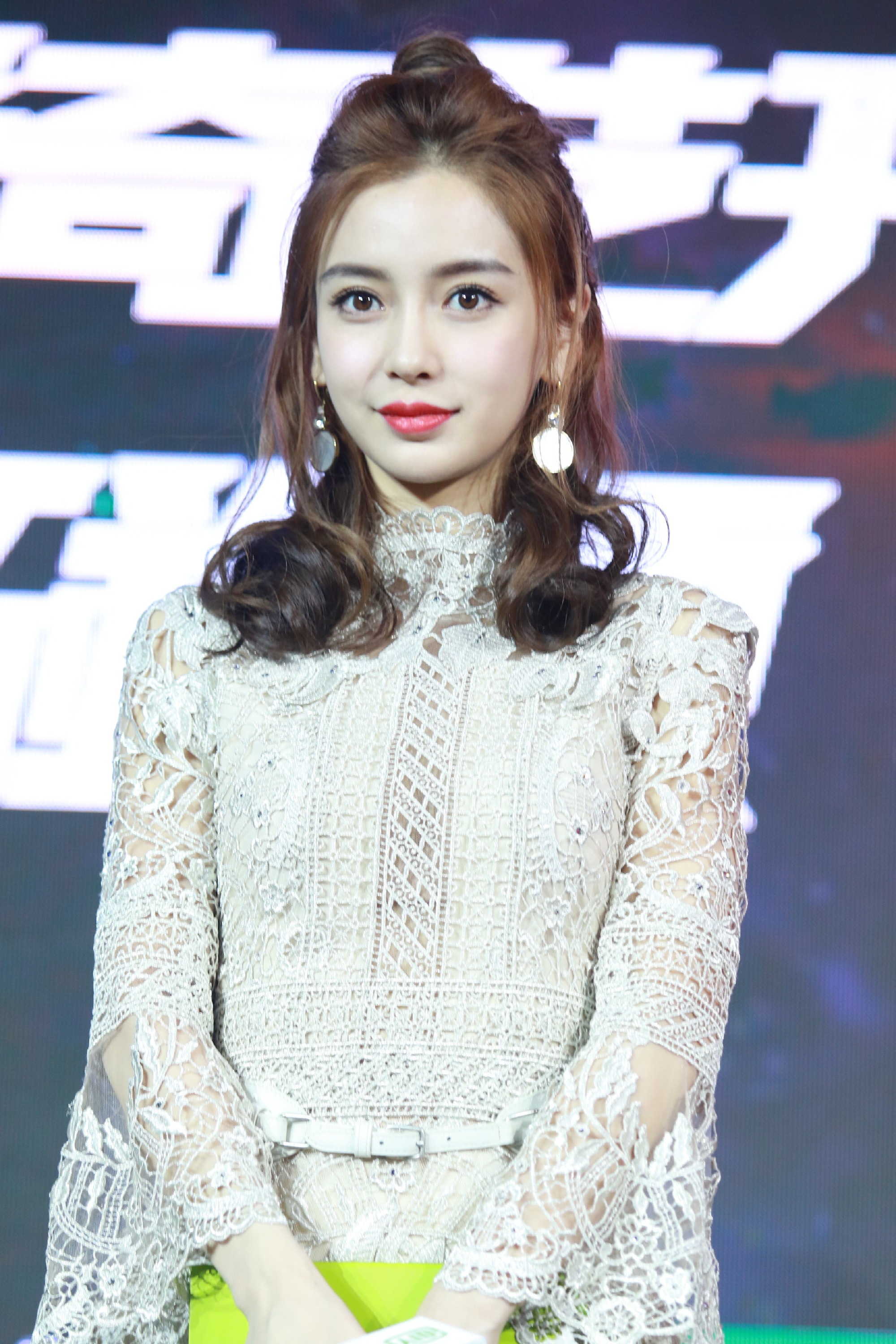 angelababyangelababy  “你的微笑在我的心尖闪耀 编织了每一