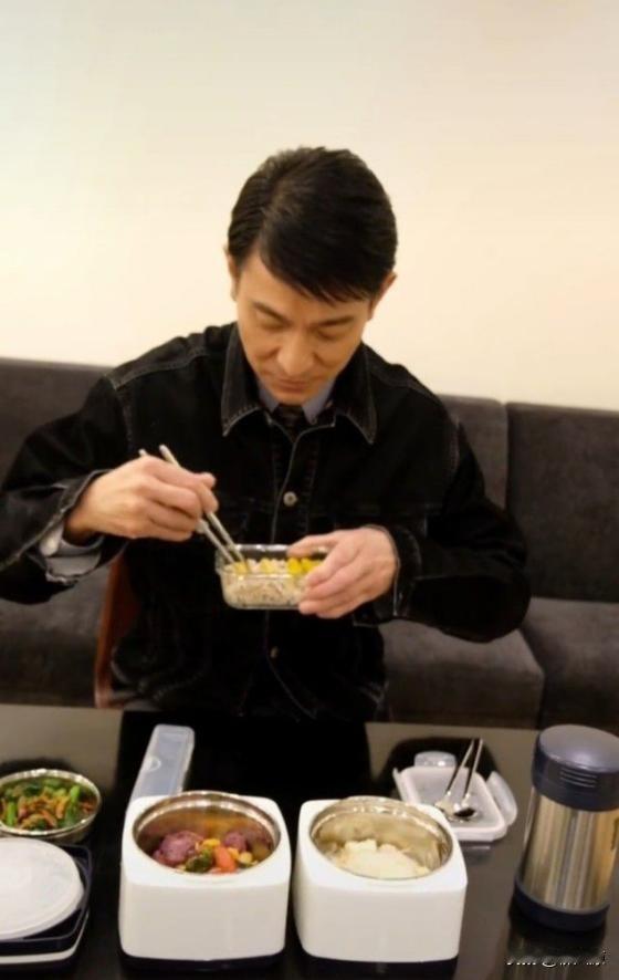 如果让你做刘德华，但是也要像他一样从不喝冰饮，不吃太甜的食物，几年不吃肉，吃饭得