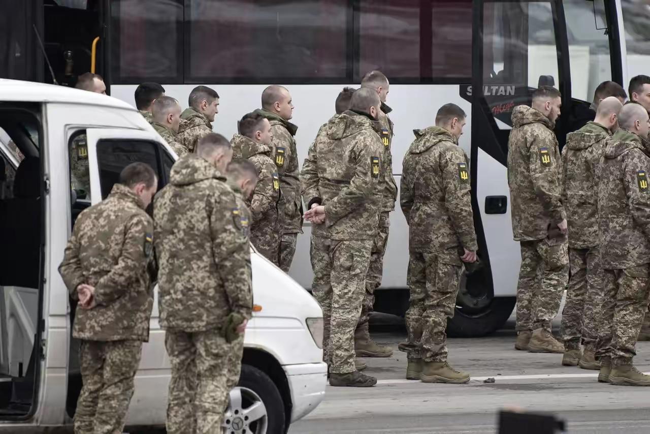 乌克兰冲突4周年，泽连斯基还在为胜利而坚持，但是在这个关键时间节点，基辅迎来的“