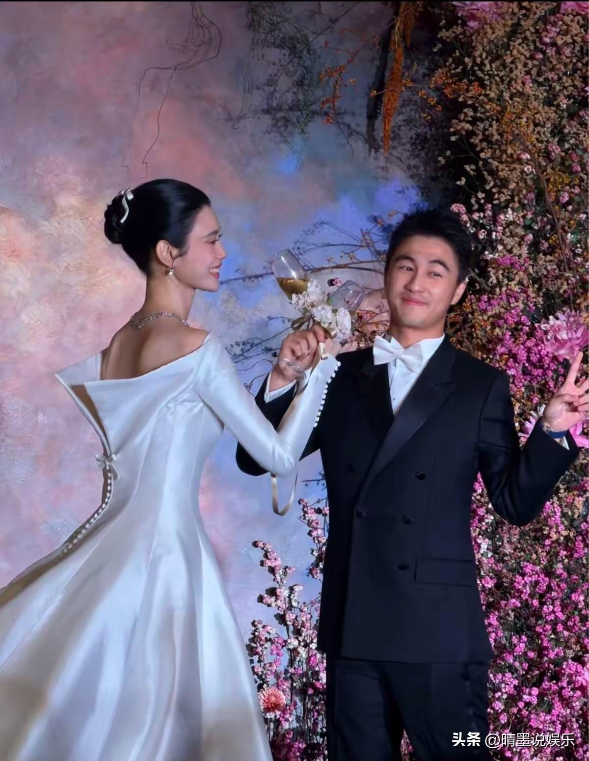 何猷君第三次办婚礼，
给人的感觉不再是童话般的美丽爱情，也不是夫妻恩爱和睦的唯美