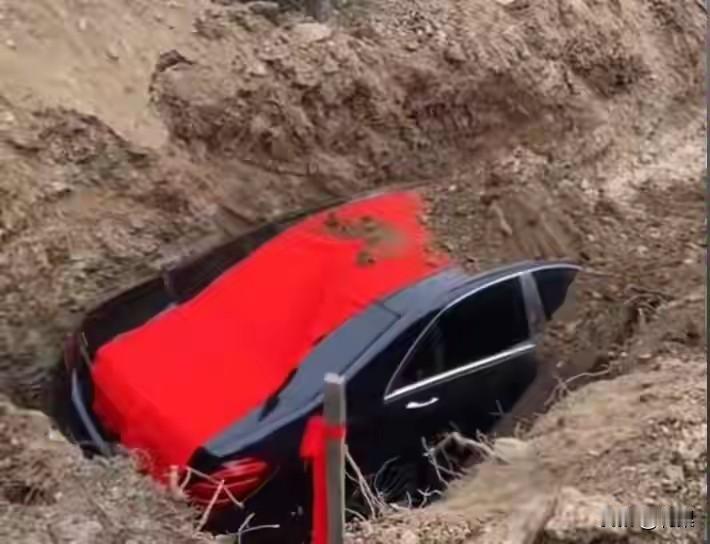 用真奔驰车陪葬，实在让人看不懂。
平时烧纸车纸马，化成灰烬就在这个世界消失了，能