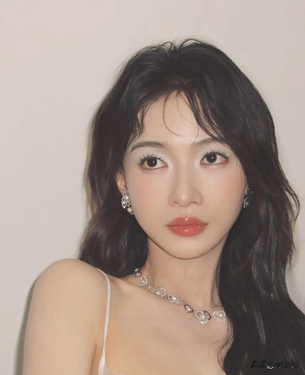 吴谨言之前搞的那些事情跑了很多粉，本来她可以凭墨雨云间大女主复仇这个爆剧吸很多粉