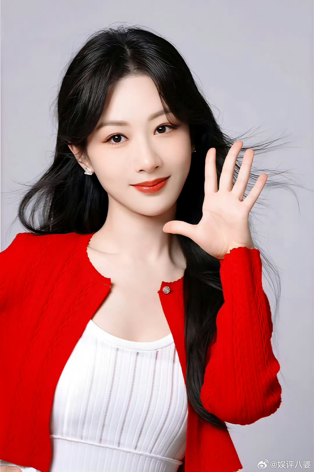 杨紫红色针织衫白裙 杨紫以红色针织衫搭配白裙亮相，展现满满元气[打call][打