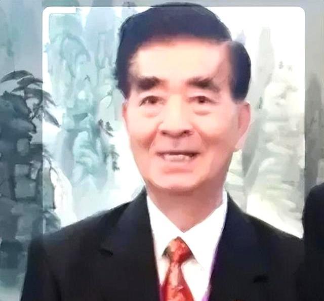 你敢信吗？一个被美国安插在中国潜伏了多年的间谍头子，居然是个天天笑眯眯、热心肠到
