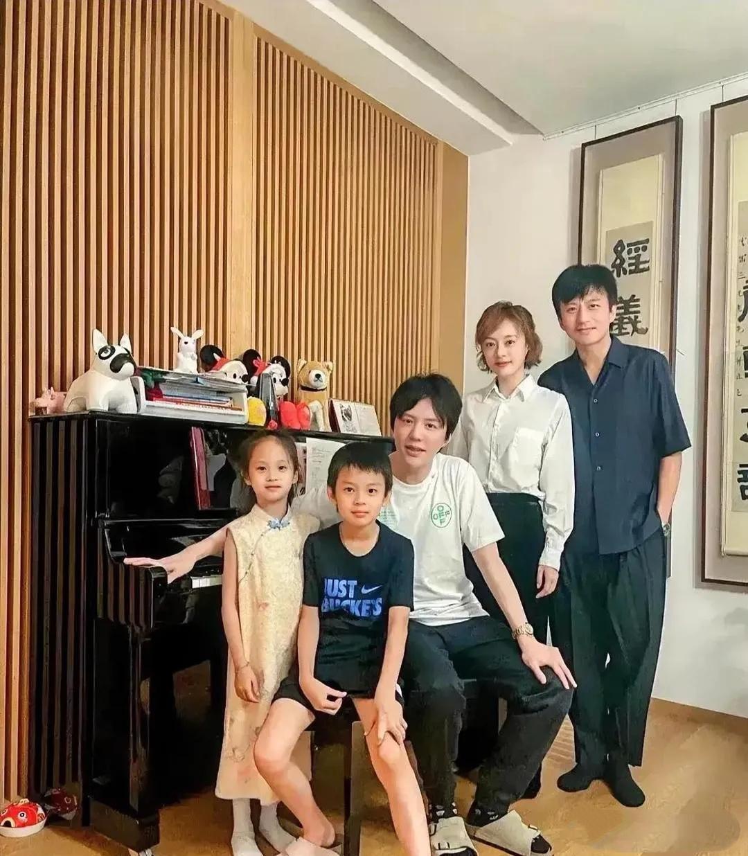 镜头中的邓超胖瘦合度，目若朗星，笑若朗月；一头金发的孙俪琼花玉貌，修项秀颈，娇柔