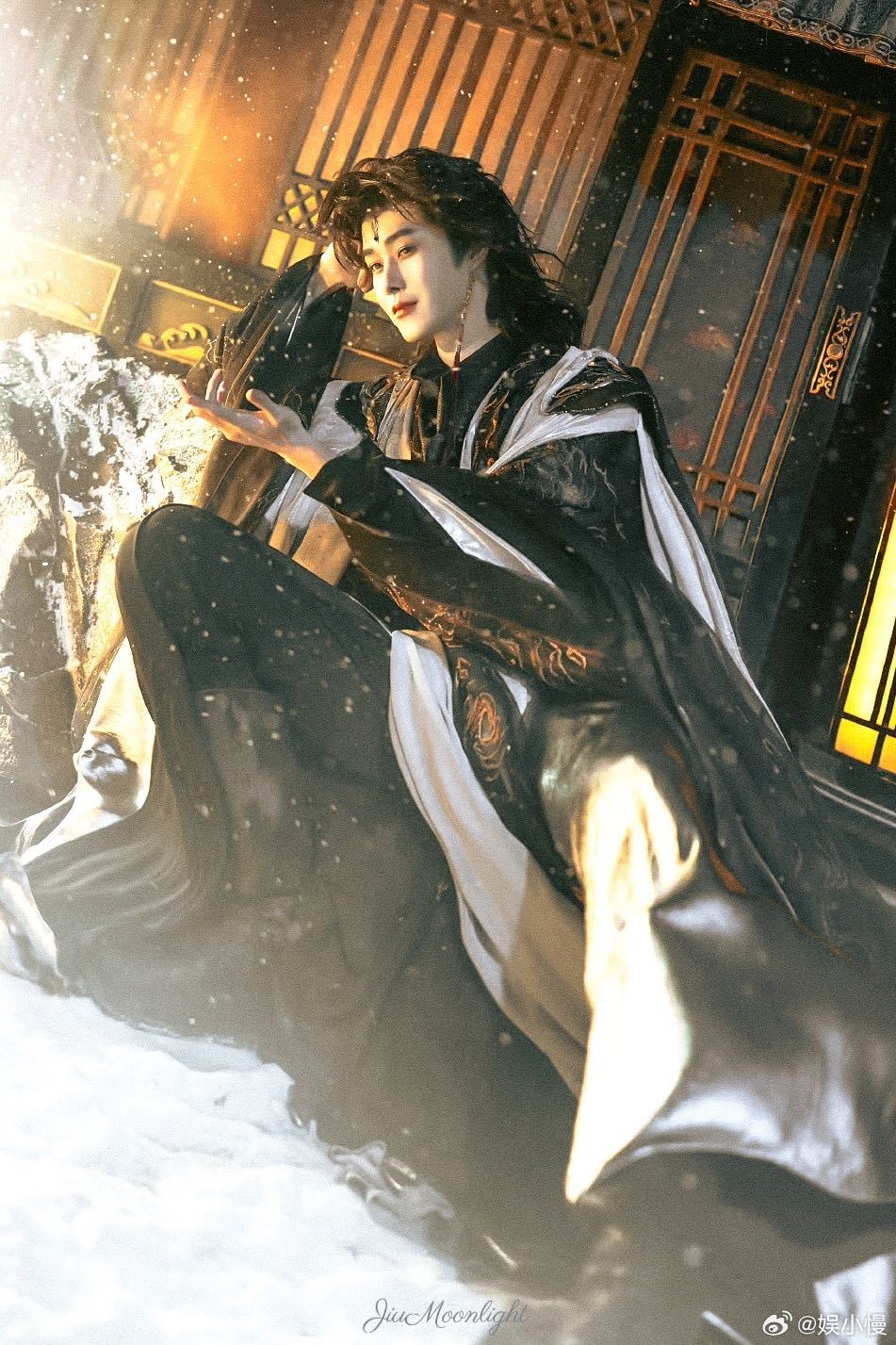 这款田嘉瑞朕从未见过白衣清隽、黑衣凌厉，田嘉瑞把双面气质焊在身上！一黑一白一冷一